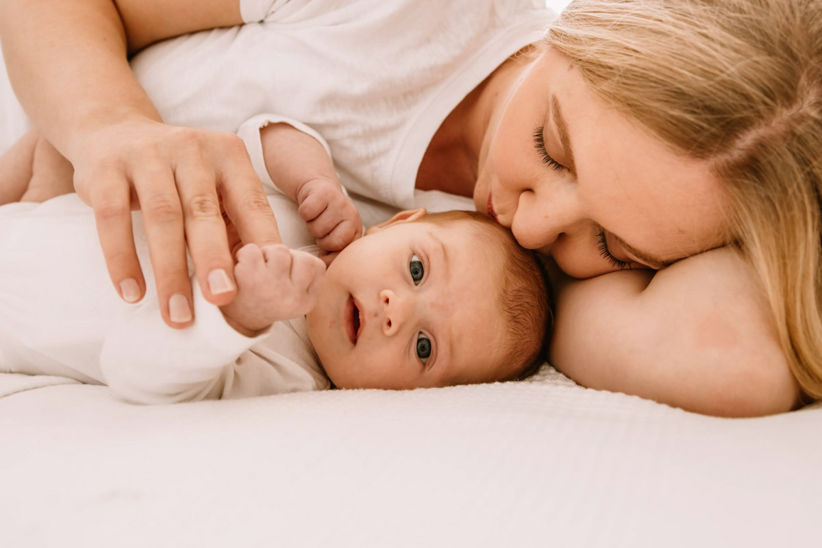 Sanfte Babyfotografie in Hamburg – liebevolles Neugeborenenshooting