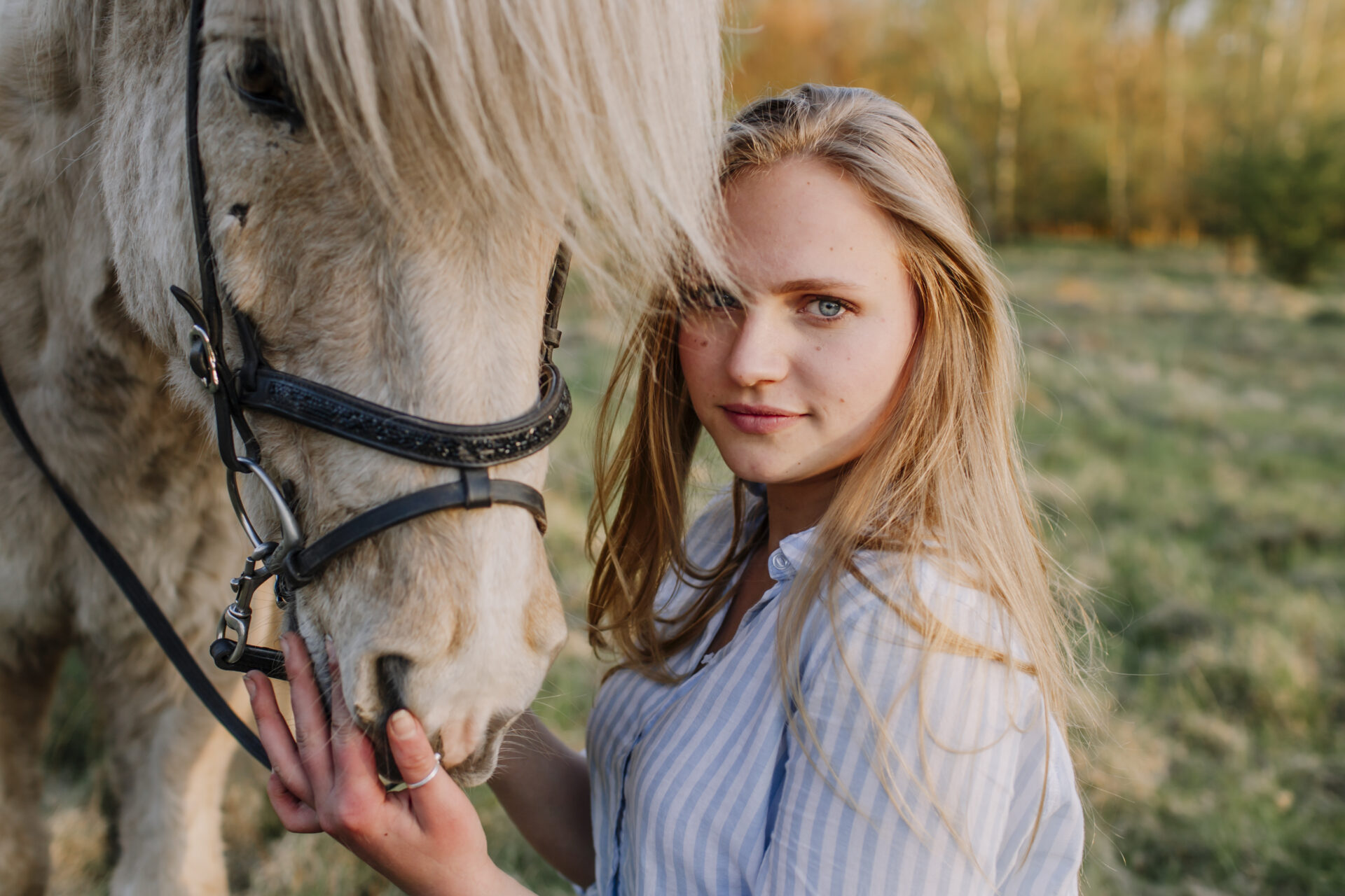 Mädchen umarmt ihr Islandpferd, emotionales Portrait
