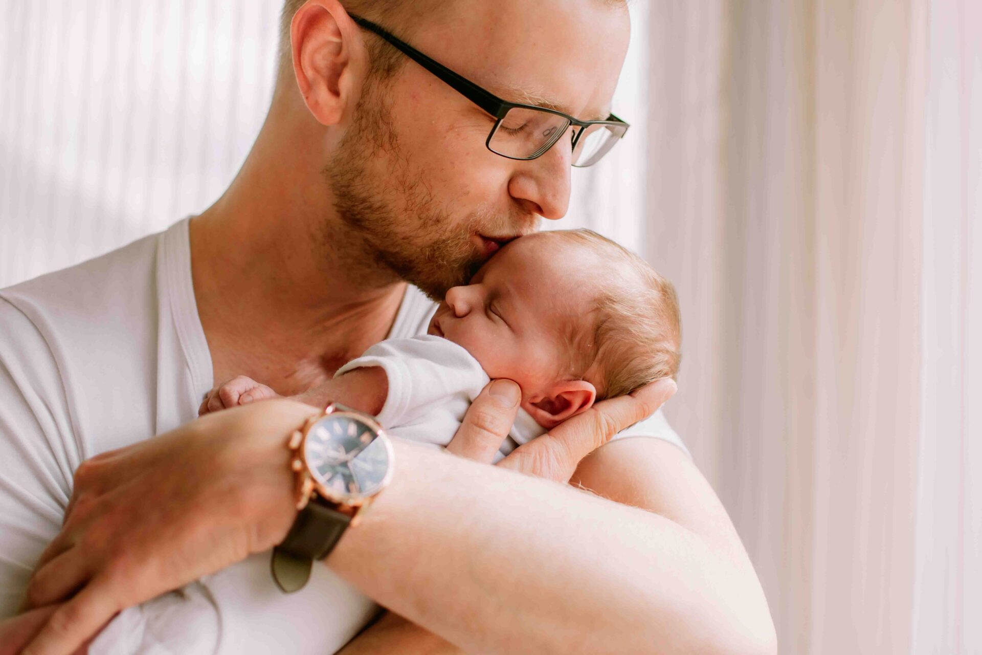 Papa kuschelt mit seinem Neugeborenen – authentische Lifestyle‑Homestory voller Nähe und Wärme