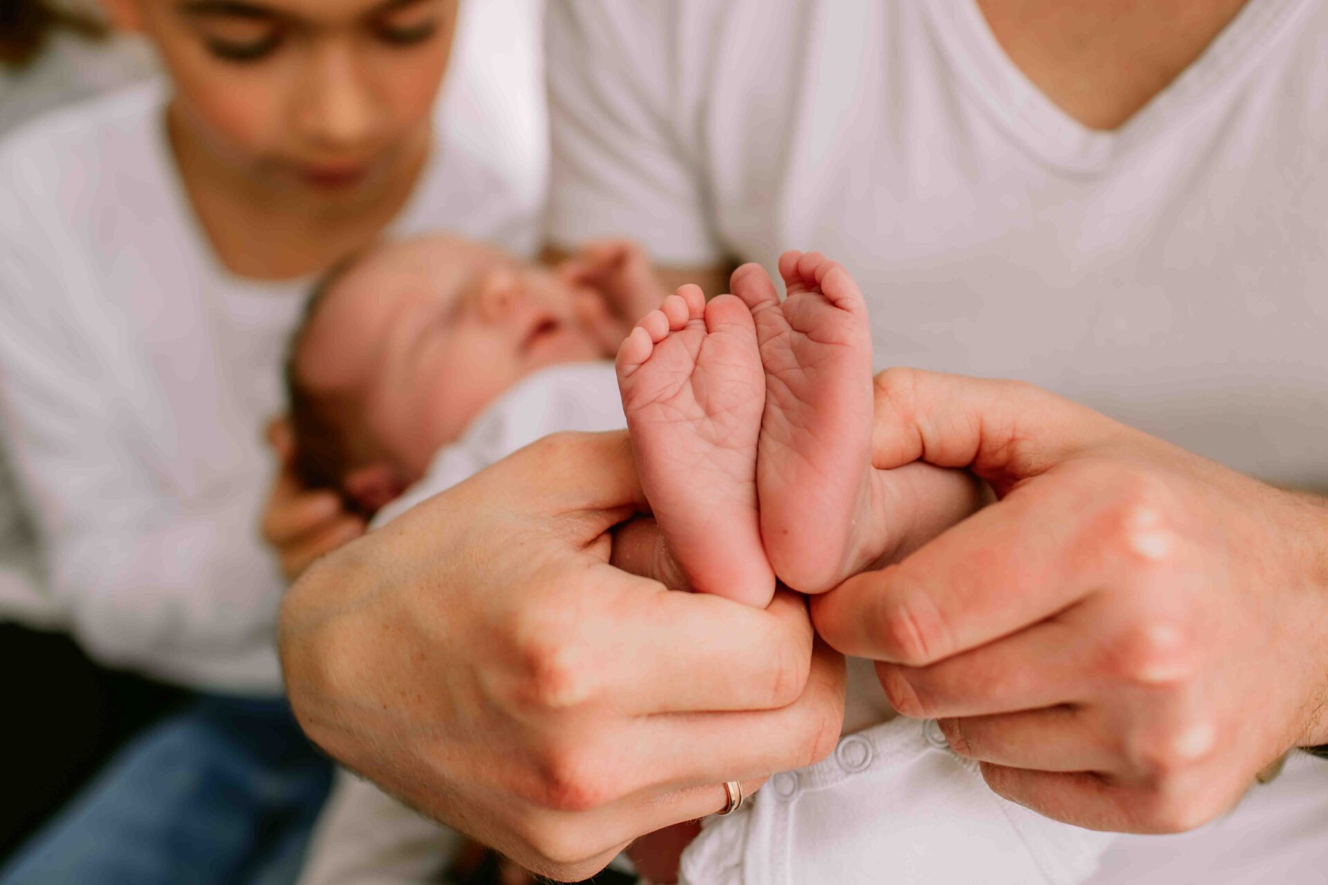 Zuhause fotografiert: zarte Details des Baby‑Mädchens im natürlichen Fensterlicht