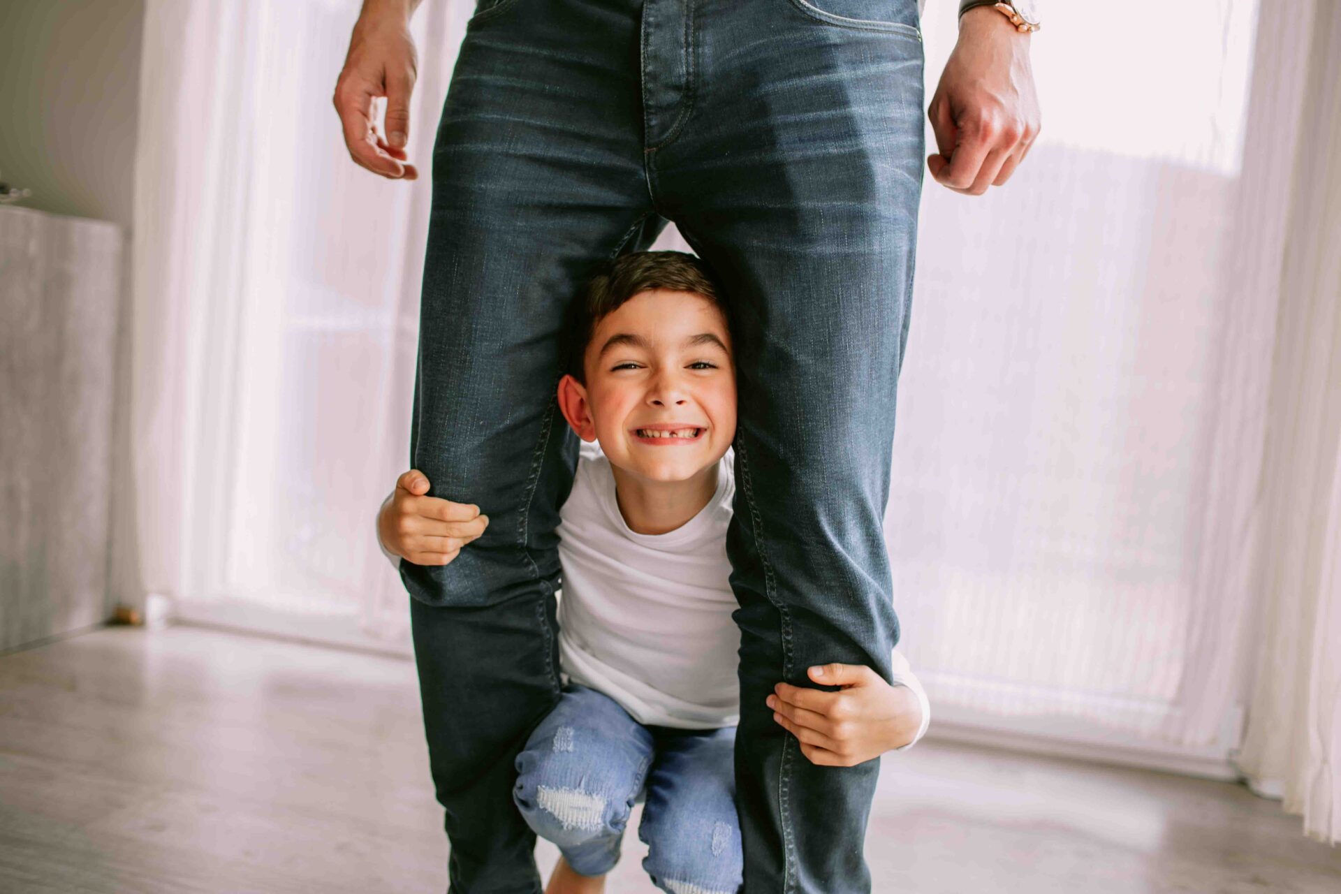 Papa und großer Bruder machen Quatsch beim Newbornshooting zu Hause in Pinneberg