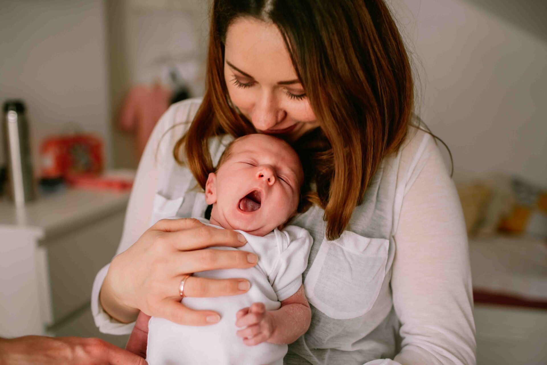Zarte Momente in Hamburg – Mama betrachtet ihr Neugeborenes