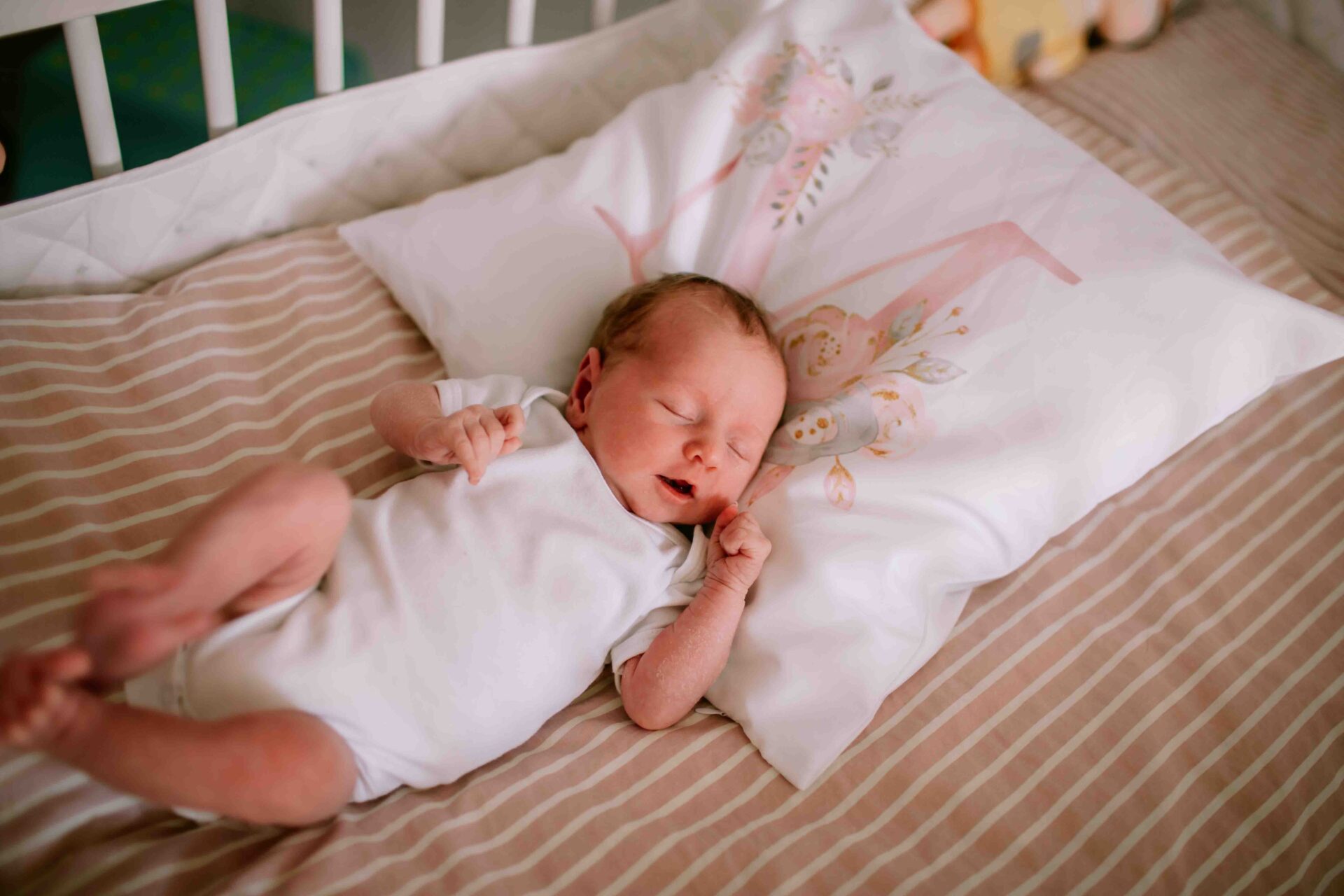 Hamburger Homestory mit Neugeborenem – natürliche, ungezwungene Szenen voller Wärme