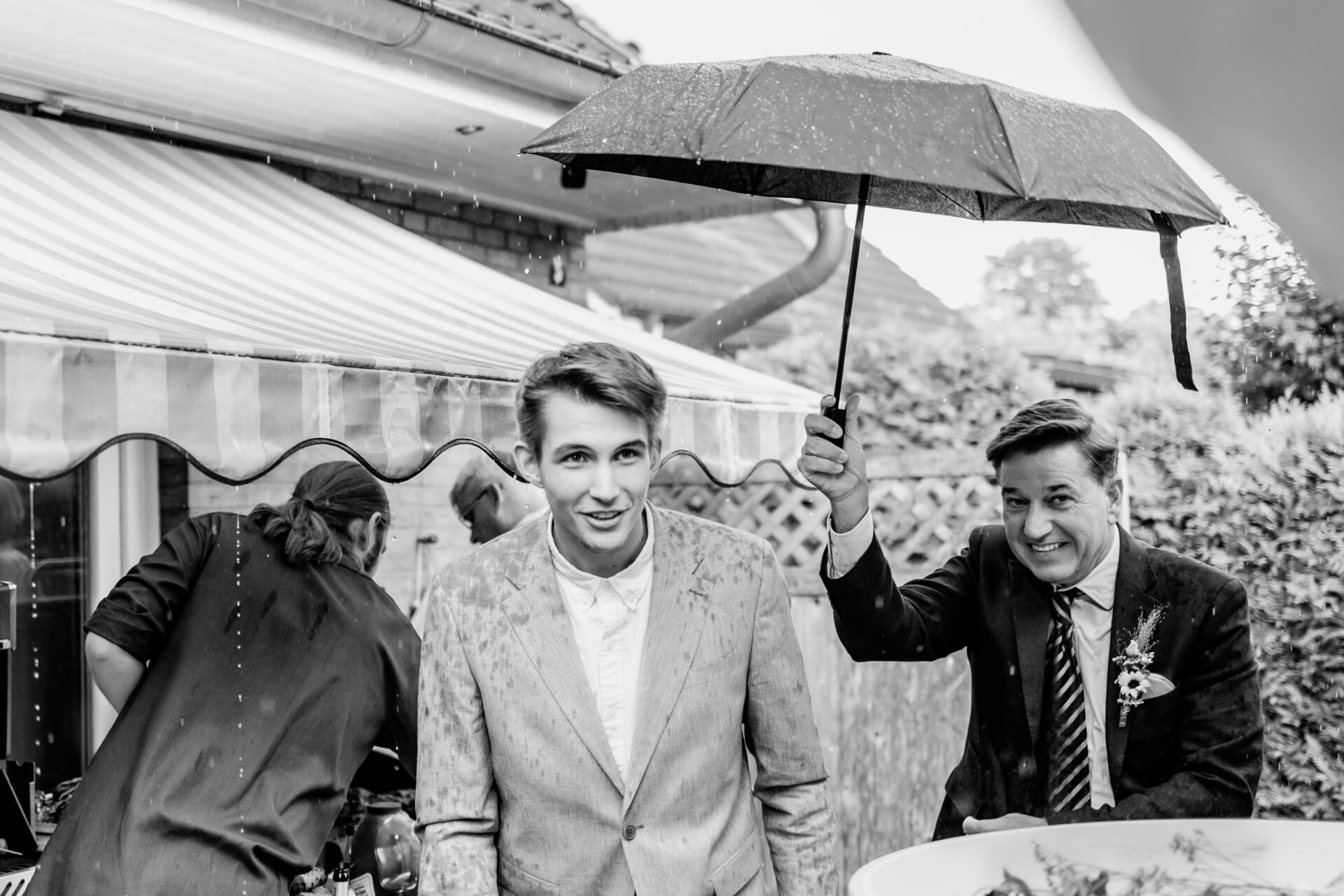 Regen während der Hochzeit sorgt für besondere Stimmung