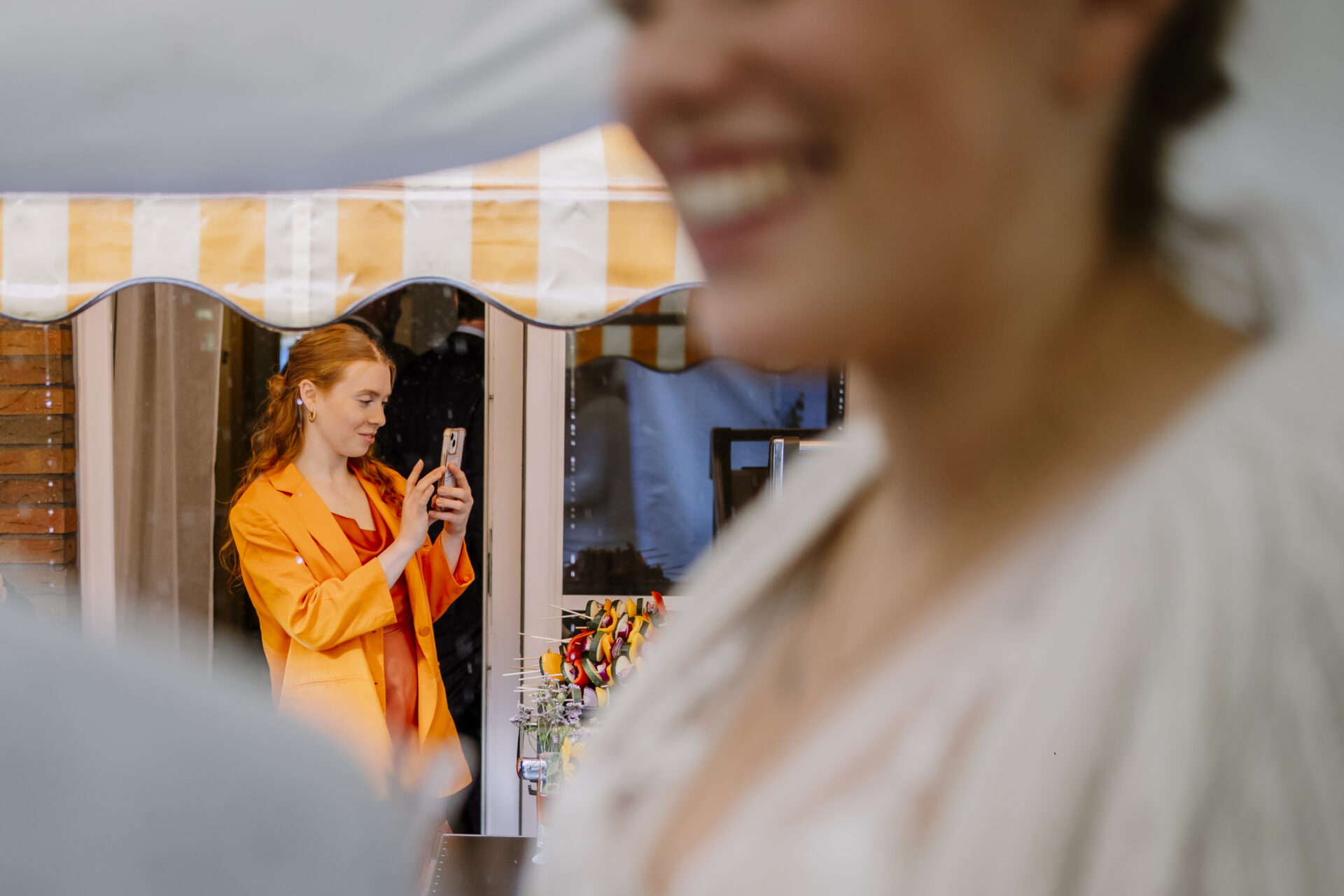 Intime Hochzeitsfeier im Zelt während eines Sommerregens