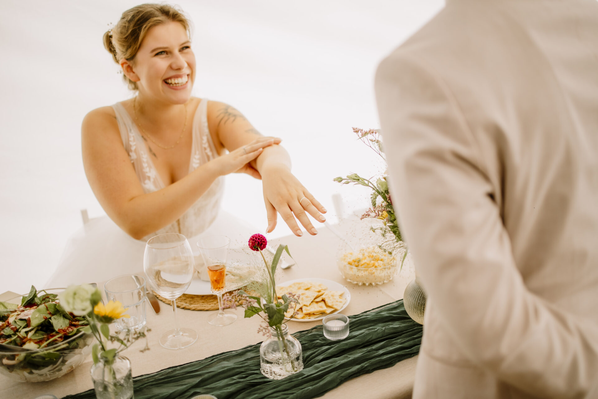 Fröhliche Stimmung bei einer sommerlichen Gartenhochzeit