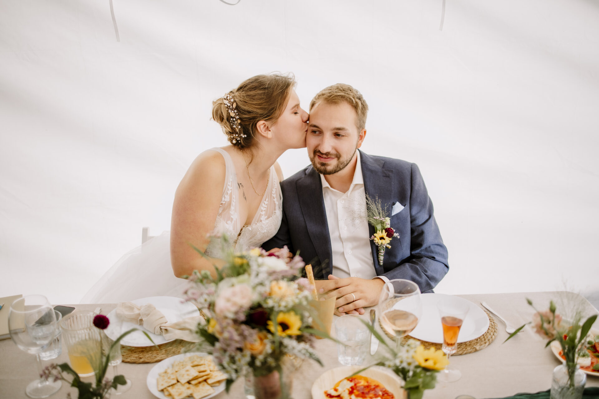 Authentische Hochzeitsmomente bei Regen im Familiengarten
