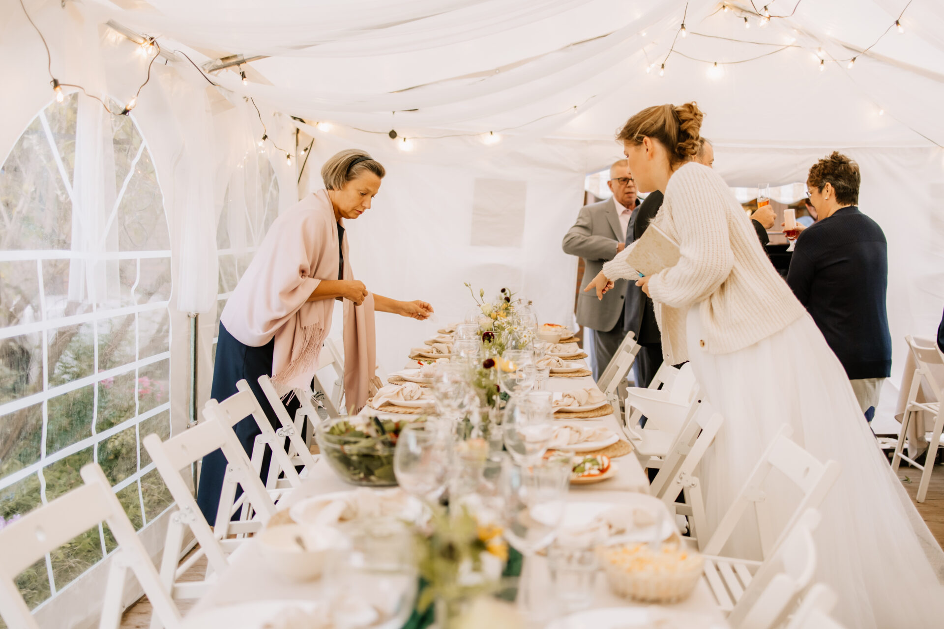 Stilvolle Gartenhochzeit mit natürlicher Tischgestaltung