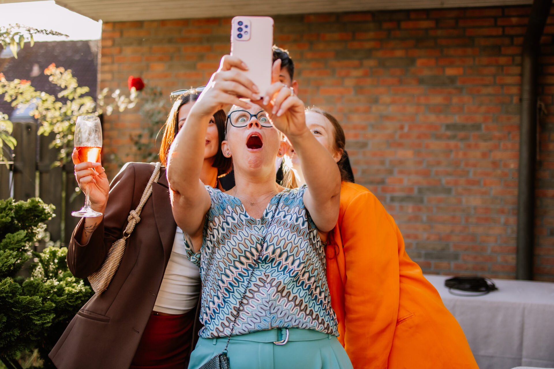 Selfie Moment unter Freunden während der Hochzeitsfeier