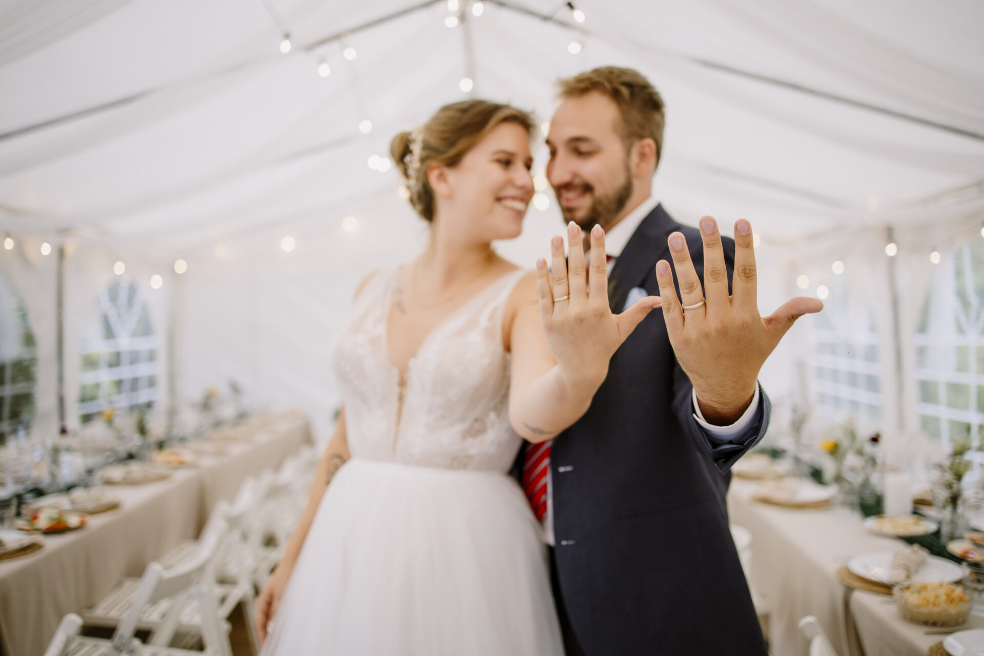Braut und Bräutigam während einer romantischen After‑Wedding‑Session im Gartenpavillon