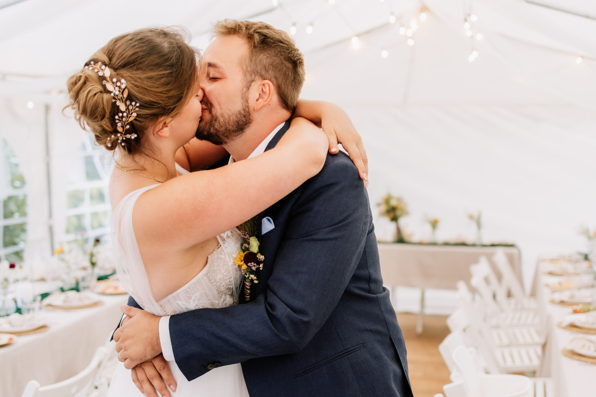 Hochzeitsfoto des Brautpaares in einem lichtdurchfluteten Gartenpavillon