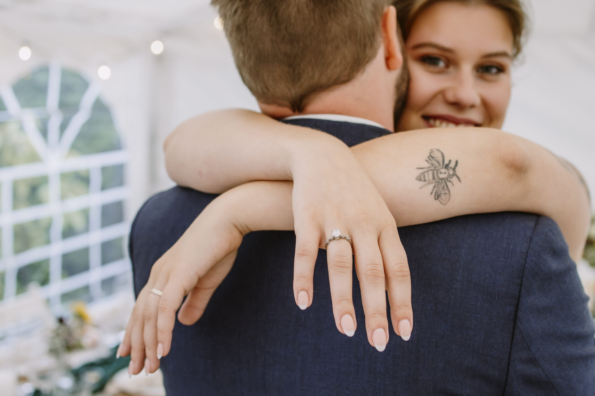 Brautpaar genießt einen ruhigen Moment im blühenden Garten während der After‑Wedding‑Session